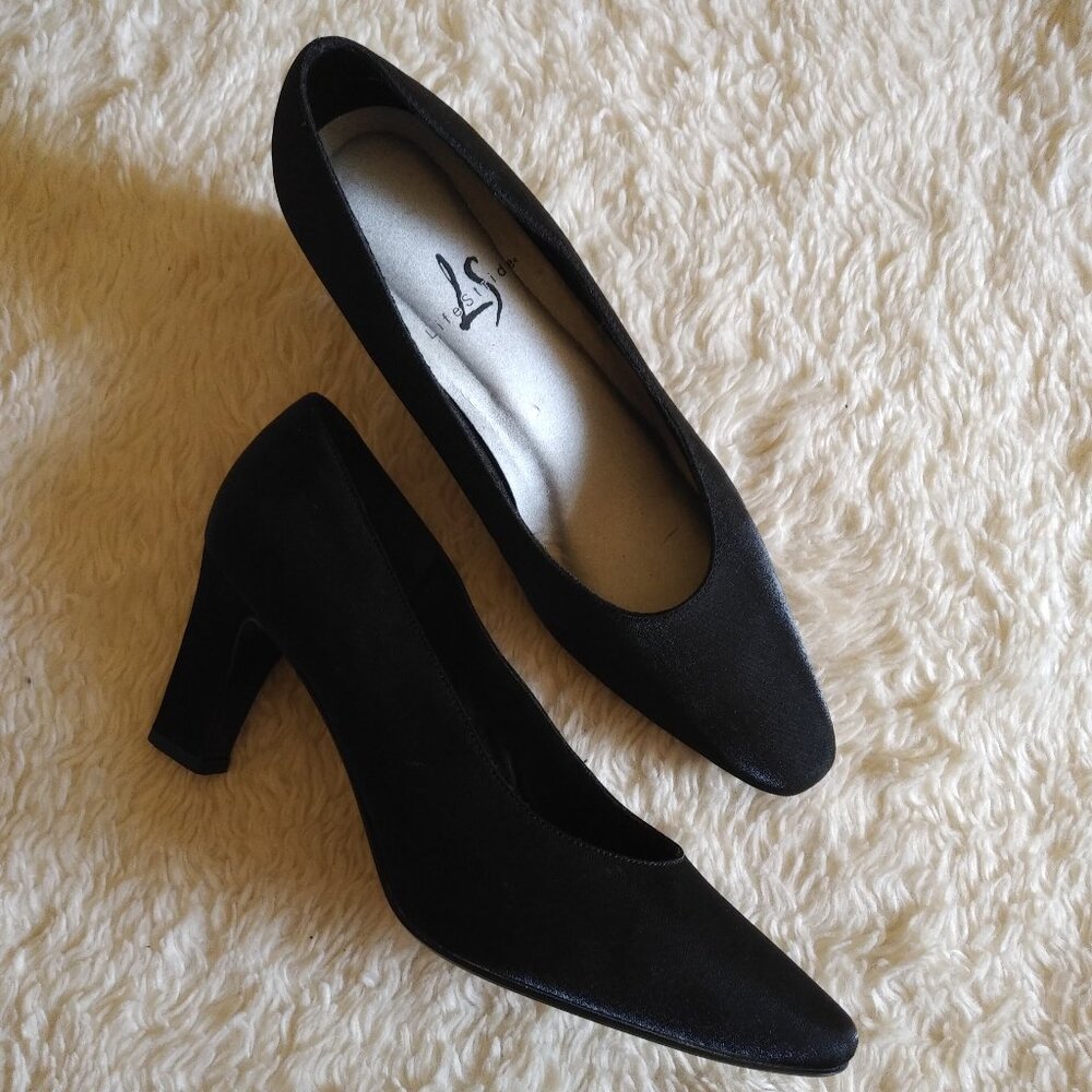 Life Stride black pumps